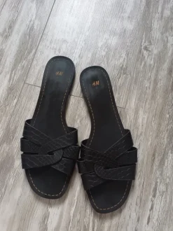 Schwarze H&M Pantolette mit Krokomuster
