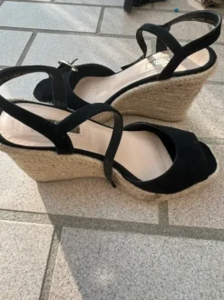 Schwarze Keilabsatz Sandalen Gr. 38