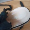 Schwarze Keilschuhe zum Schnüren.