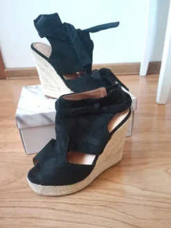 Schwarze Keilschuhe zum Schnüren.