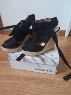 Schwarze Keilschuhe zum Schnüren.