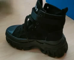 Schwarze knöchelhohe Schuhe