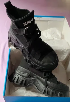 Schwarze knöchelhohe Schuhe