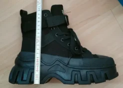 Schwarze knöchelhohe Schuhe