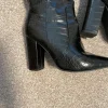 Schwarze Kroko-Stiefel