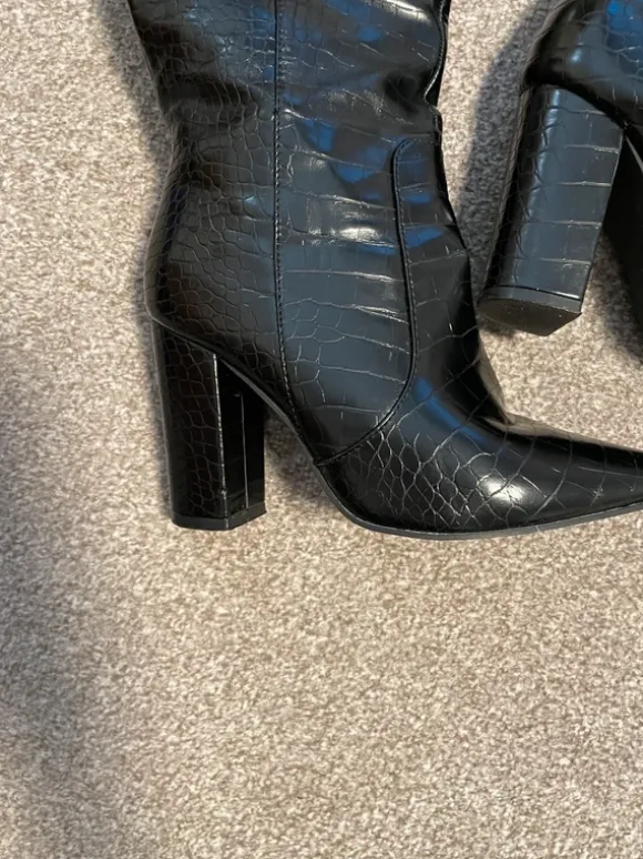 Schwarze Kroko-Stiefel