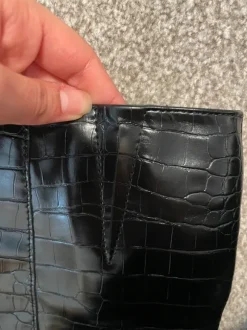 Schwarze Kroko-Stiefel
