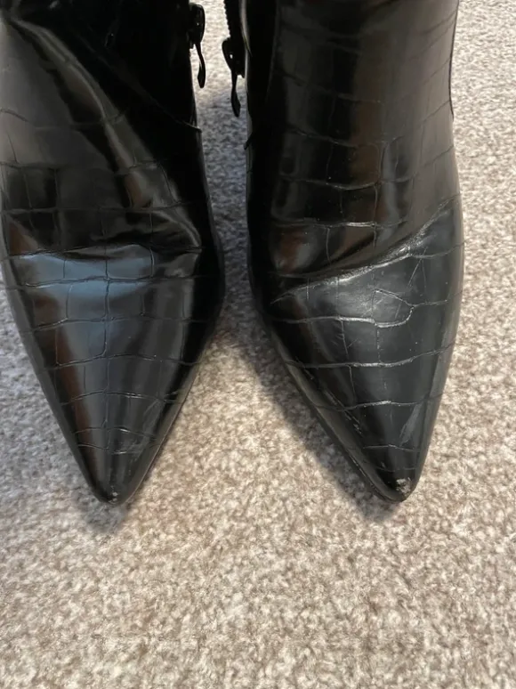 Schwarze Kroko-Stiefel