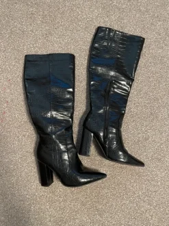 Schwarze Kroko-Stiefel