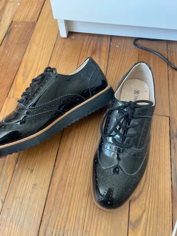 Schwarze Lackschuhe neu