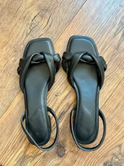 Schwarze Ledersandalen