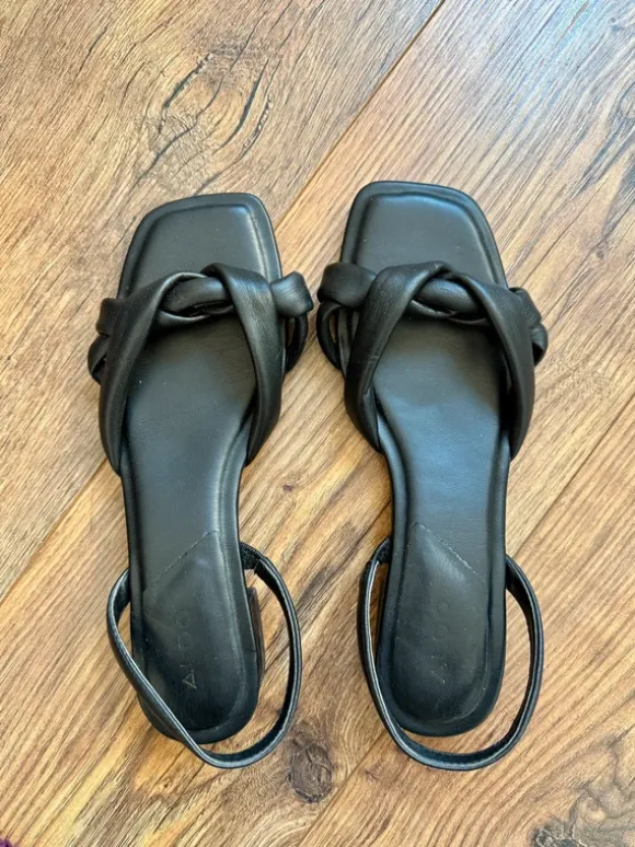 Schwarze Ledersandalen