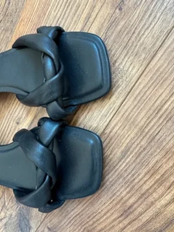 Schwarze Ledersandalen