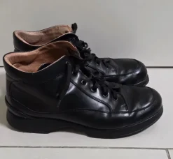 schwarze Leder-Stiefeletten Boots Schnürung und einer dicken Sohle