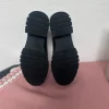Schwarze Loafer mit derber Sohle