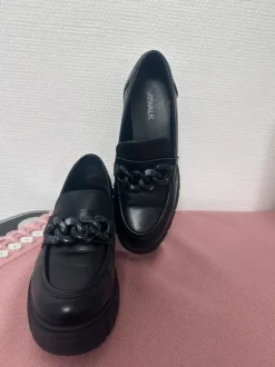 Schwarze Loafer mit derber Sohle