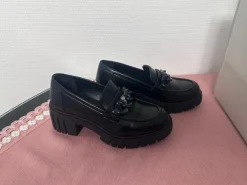 Schwarze Loafer mit derber Sohle