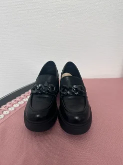Schwarze Loafer mit derber Sohle
