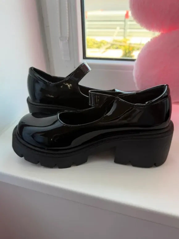 Schwarze Mary Jane Style Schuhe