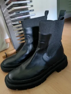 schwarze MNG Boots