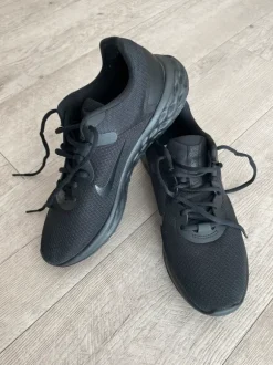 Schwarze Nike Sportschuhe