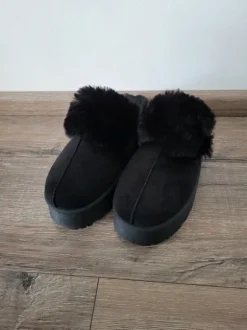 Schwarze Plateau Hausschuh Slipper Gr. 42 NEU