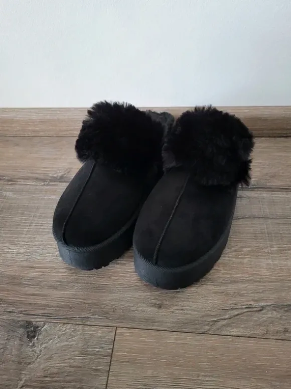 Schwarze Plateau Hausschuh Slipper Gr. 42 NEU