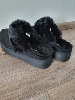 Schwarze Plateau Hausschuh Slipper Gr. 42 NEU