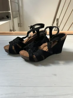 Schwarze Plateausandalen