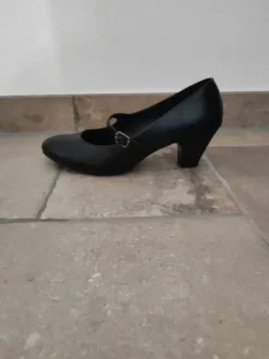 Schwarze Pumps mit Riemchen