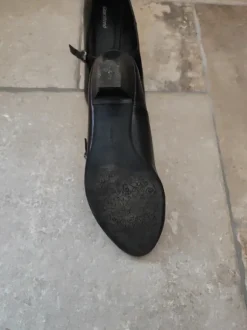 Schwarze Pumps mit Riemchen