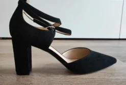 Schwarze, raffinierte Wildleder Pumps