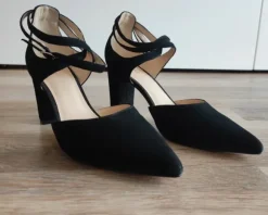 Schwarze, raffinierte Wildleder Pumps