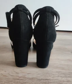Schwarze, raffinierte Wildleder Pumps