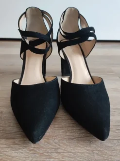 Schwarze, raffinierte Wildleder Pumps
