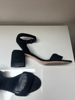 Schwarze Sandale AGL