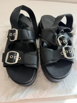 Schwarze Sandalen