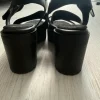 Schwarze Sandalen mit dicker Sohle, Größe 36