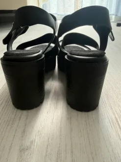 Schwarze Sandalen mit dicker Sohle, Größe 36