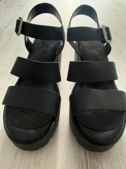 Schwarze Sandalen mit dicker Sohle, Größe 36
