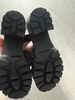 Schwarze Sandalen mit dicker Sohle, Größe 36