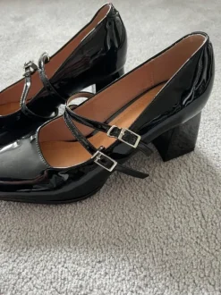 Schwarze schicke College Schuhe mit Absatz
