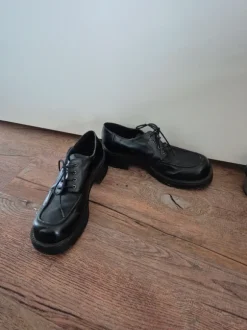 Schwarze Schnürschuhe