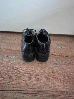 Schwarze Schnürschuhe