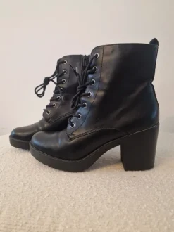 Schwarze Schnür-Stiefeletten mit Blockabsatz Gr.40
