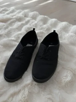 schwarze schuhe