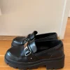 Schwarze Schuhe | Chunky Loafers with Gold Details – Size 39