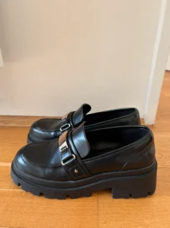 Schwarze Schuhe | Chunky Loafers with Gold Details – Size 39