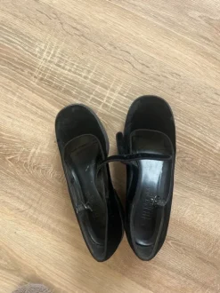 Schwarze Schuhe mit Absatz 38