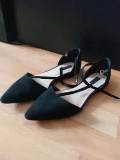 Schwarze Schuhe mit T-Steg